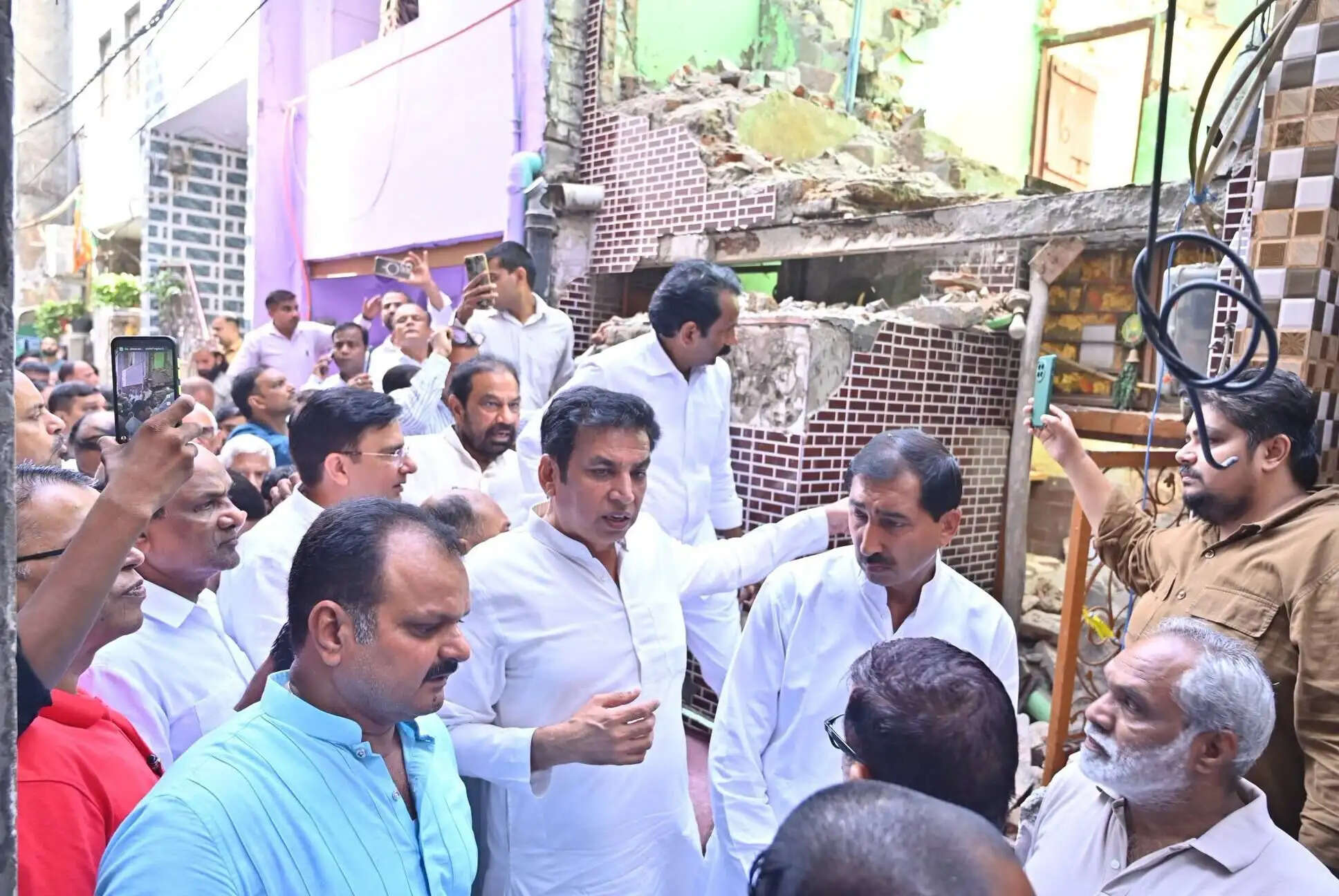 नांगलोई में मकान हादसा: कांग्रेस अध्यक्ष यादव ने जताया शोक, सरकारी नौकरी की मांग