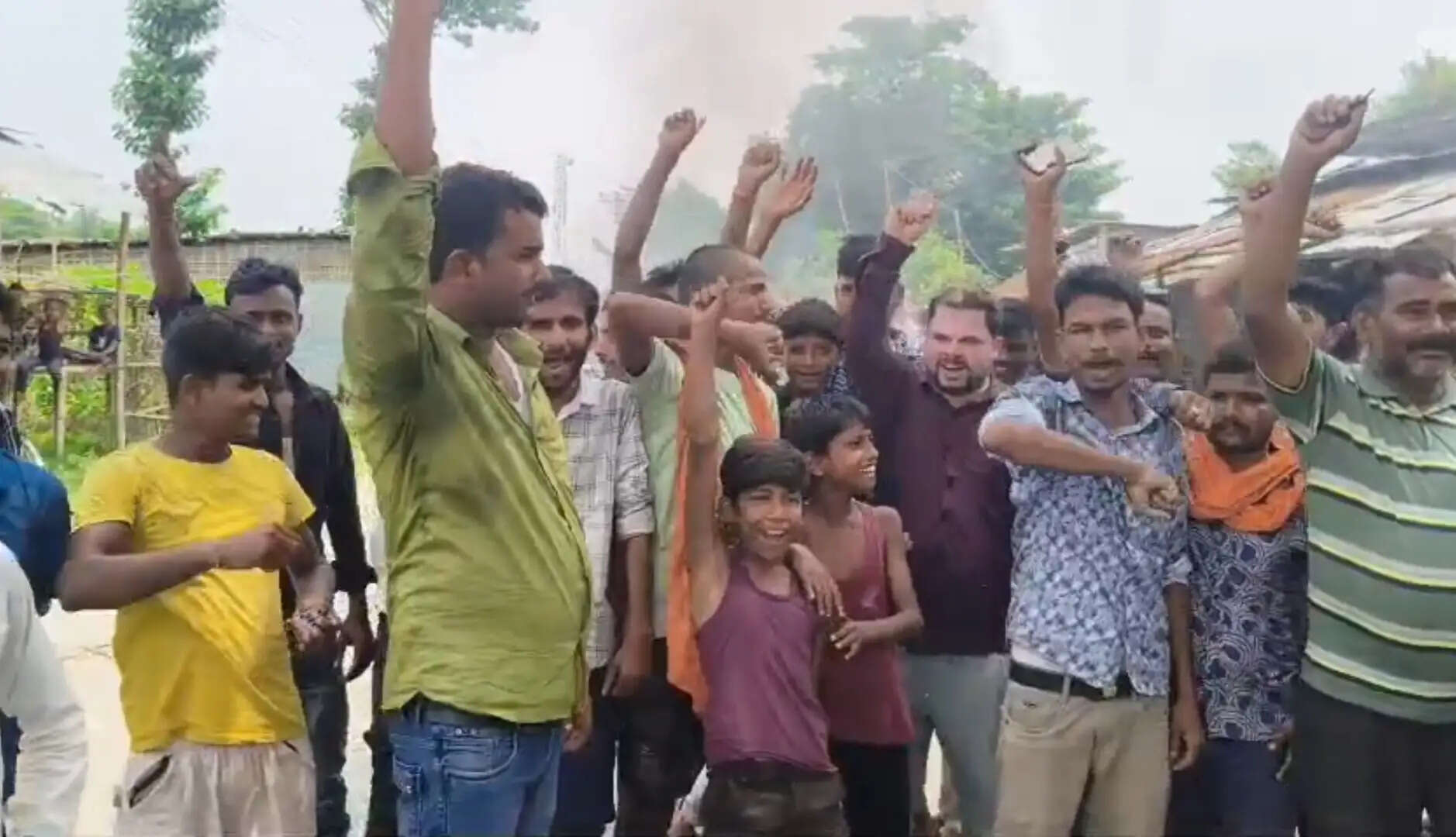 भीषण गर्मी के बीच बिजली आपूर्ति बाधित रहने के खिलाफ आक्रोशित ग्रामीणों ने किया सड़क जाम
