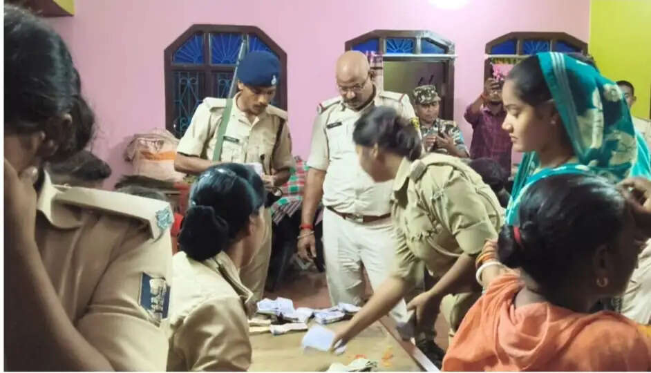 पुलिस और एसएसबी की छापेमारी में गांजा सहित 10.88 लाख रूपये नगद बरामद,दो महिला हिरासत में