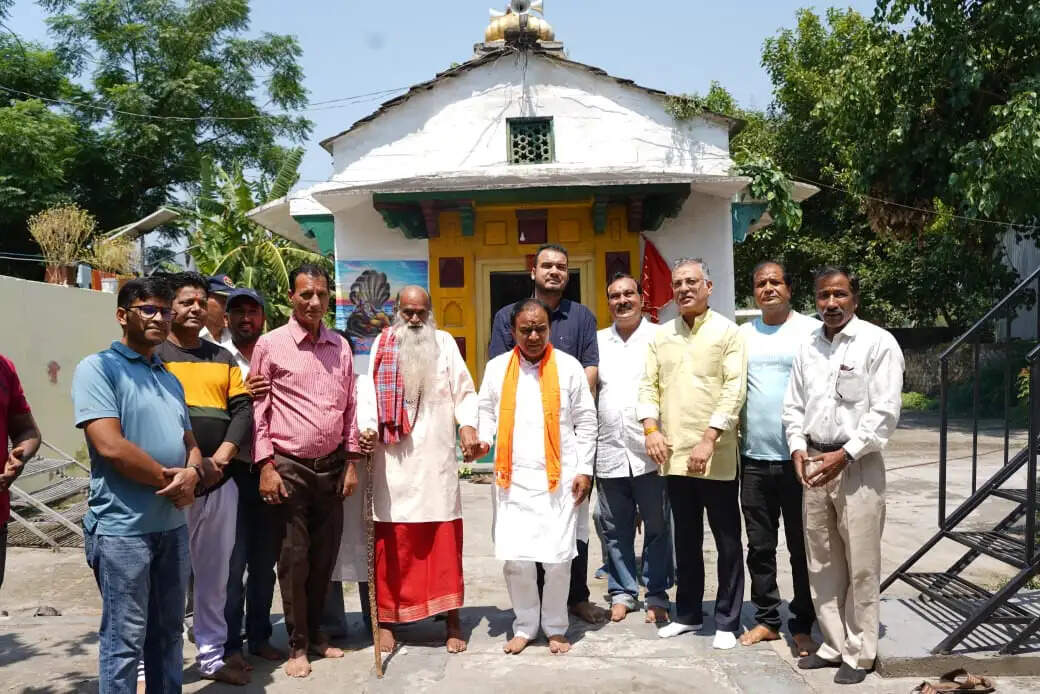 स्वच्छता अभियान में किया श्रमदान, खिर्सू में सड़क परियोजना का लोकार्पण