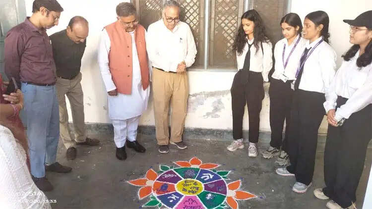 रंगोली में साकार की विकसित और आत्मनिर्भर भारत की परिकल्पना
