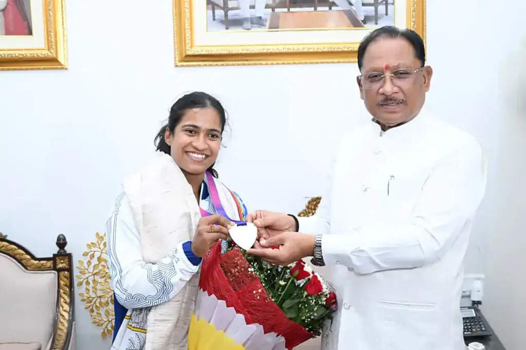 राष्ट्रमंडल खेलों में रजत पदक विजेता ज्ञानेश्वरी यादव को 30 लाख रुपये और आउट ऑफ टर्न डीएसपी पदोन्नति