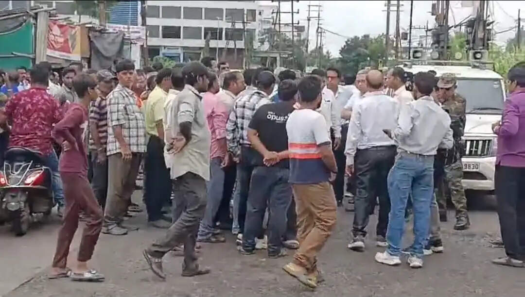 जबलपुरः विरोध के बीच शताब्दीपुरम में अतिक्रमण हटाने की कार्रवाई, 75 झुग्गियां हटाईं गईं
