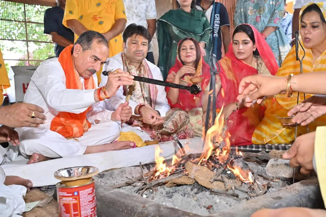भाजपा नेताओं ने की विशेष पूजा-अर्चना