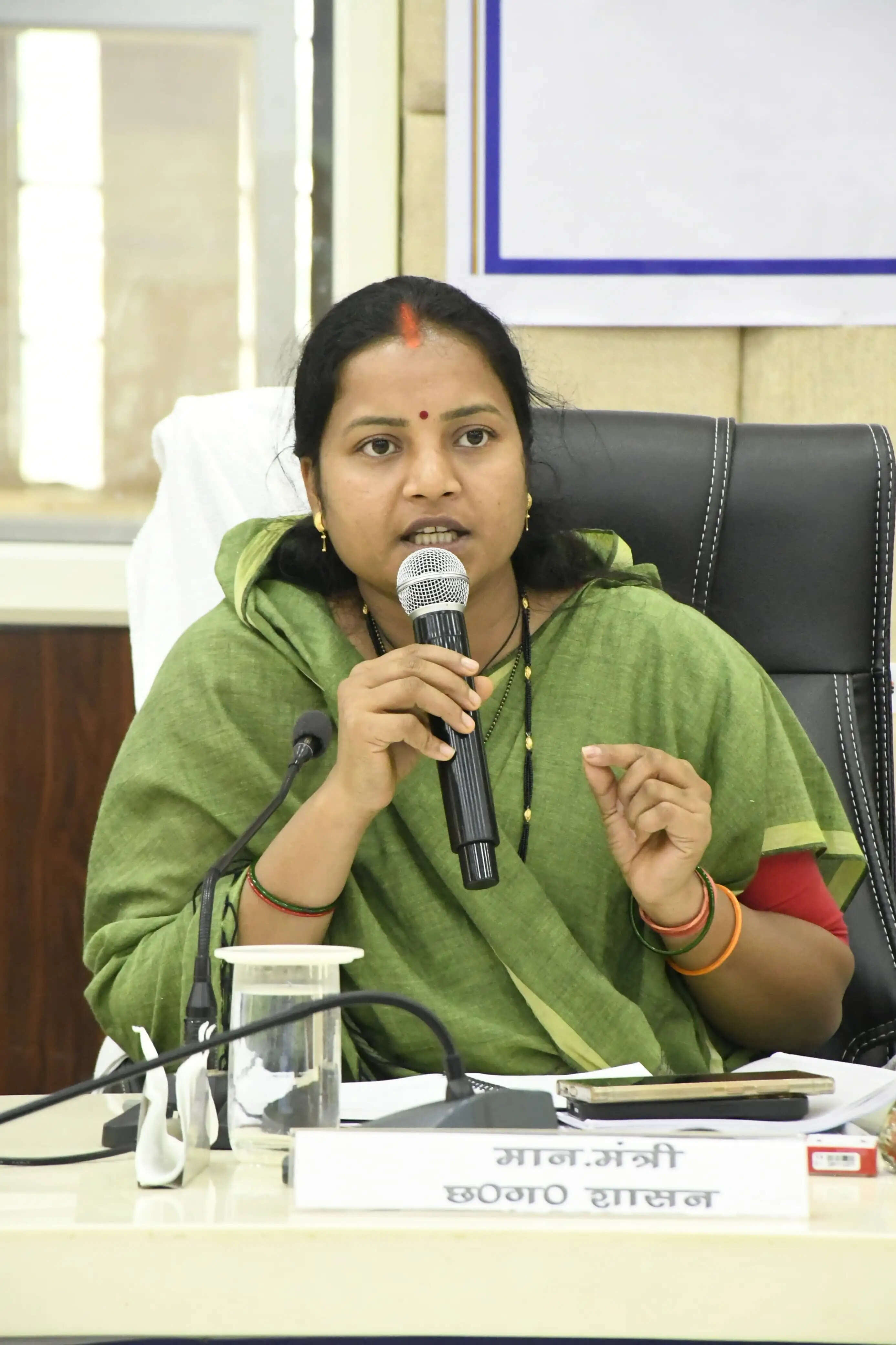 “योजनाओं का लाभ अंतिम व्यक्ति तक पहुंचे, काम में गुणवत्ता और गति रखें” : मंत्री राजवाड़े