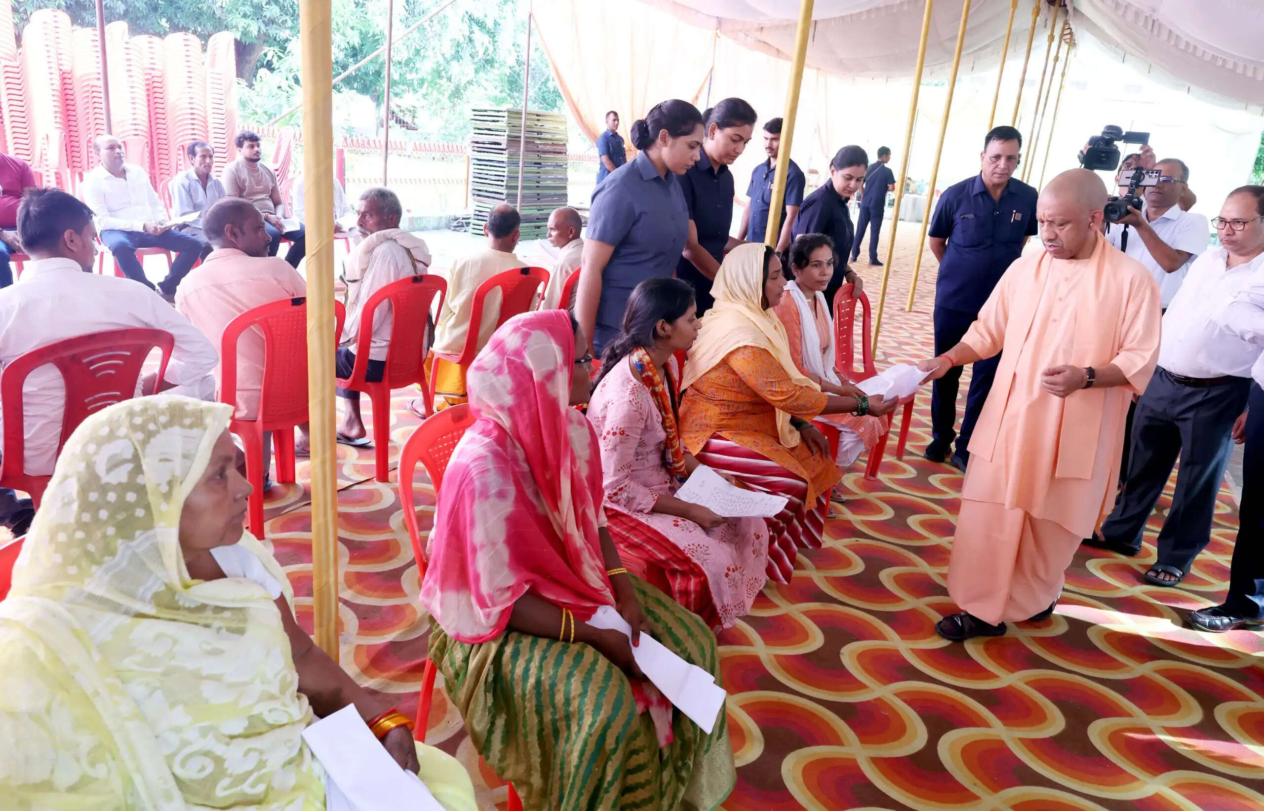 हर व्यक्ति की समस्या का समाधान सरकार की प्राथमिकता : मुख्यमंत्री योगी