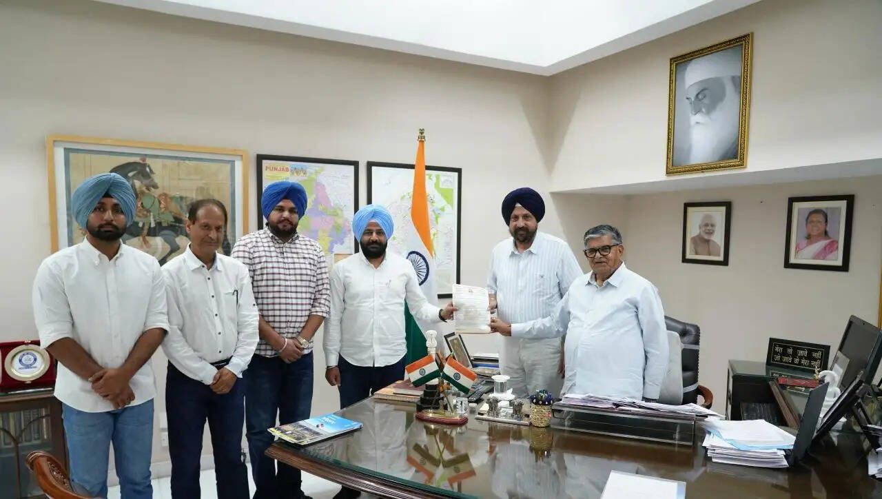 राज्यपाल को चंडीगढ़ के धार्मिक स्थलों और पंजाब यूनिवर्सिटी से जुड़े मुद्दों पर ज्ञापन सौंपा