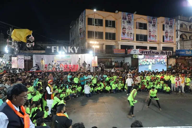 इंदौरः गौरवशाली परम्परा के अनुरूप रातभर निकला नयनाभिराम झांकियाँ और अखाड़ों का कारवां