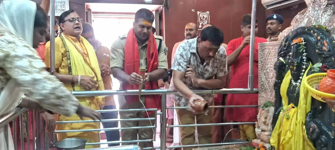 पटना ए टी एस जॉइन करने से पहले एसएसपी विनीत कुमार ने बाबा हरिहरनाथ का किया रुद्राभिषेक