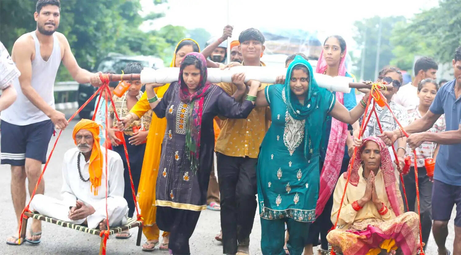 कलयुग में दिखे श्रवण कुमार, कांवड़ में बैठाकर माता-पिता को ले जा रहा परिवार बना आकर्षण का केंद्र