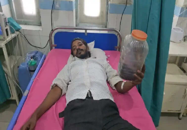 कोबरा के डसने के बाद उसी सांप को लेकर युवक पहुंचा अस्पताल