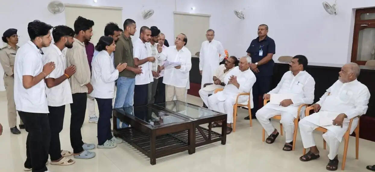 छात्र-छात्राओं के&nbsp;&nbsp;प्रतिनिधिमंडल ने नीतीश कुमार से की मुलाकात, सौंपा मांग पत्र