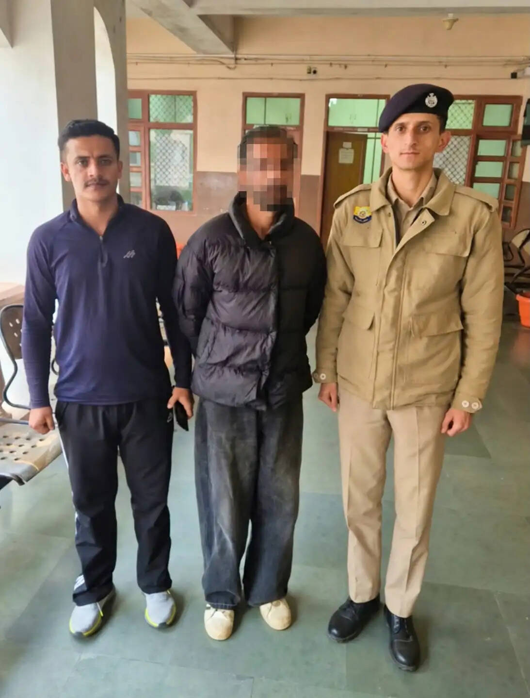 वाहन के डैशबोर्ड से अफीम बरामद, आरोपी गिरफ्तार