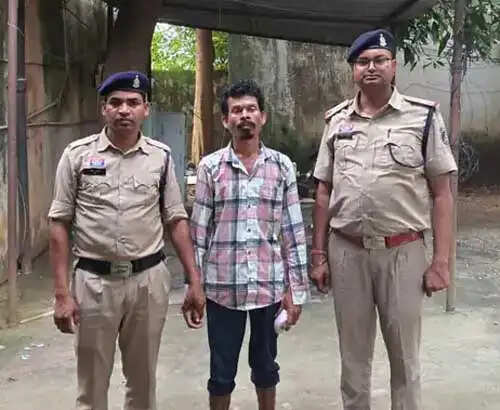 साप्ताहिक बाजार में युवक के गले पर चाकू से वार करने वाला आरोपित गिरफ्तार