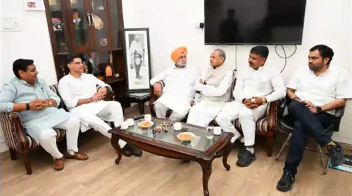 ‘सबके इंचार्ज आप ही हो...’ पायलट की बात पर गहलोत का जवाब—‘हम तो परमानेंट इंचार्ज हैं’