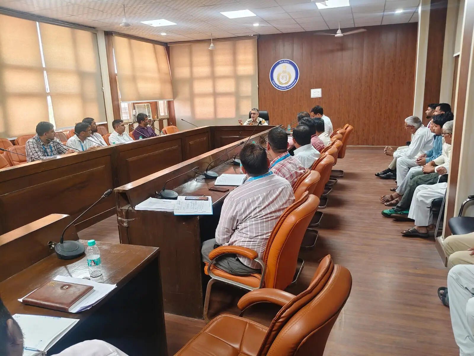 नूंह पुलिस ने बैंक सुरक्षा पर अशिकारियों से किया मंथन