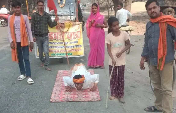 हिंदू राष्ट्र की कामना लेकर संतोष दुबे कर रहे दंडवत यात्रा