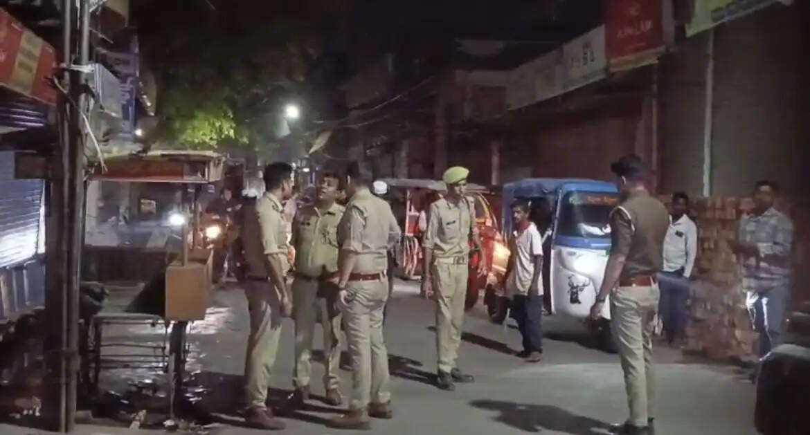 बाइक की टक्कर पर बवाल, दो समुदायों में मारपीट, लाठी-डंडे चले, चार घायल