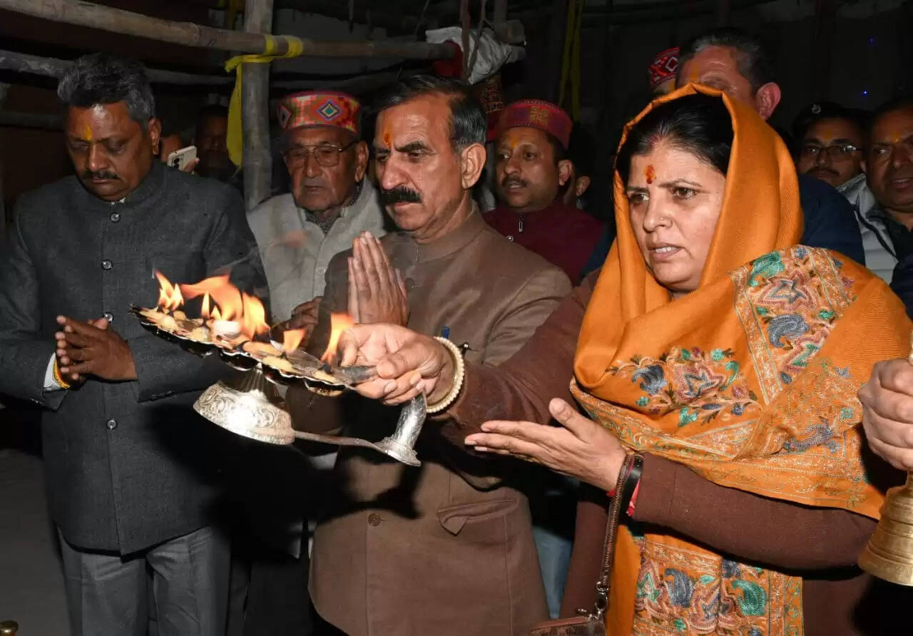 मुख्यमंत्री ने धर्मपत्नी सहित मां चामुंडा में की पूजा अर्चना