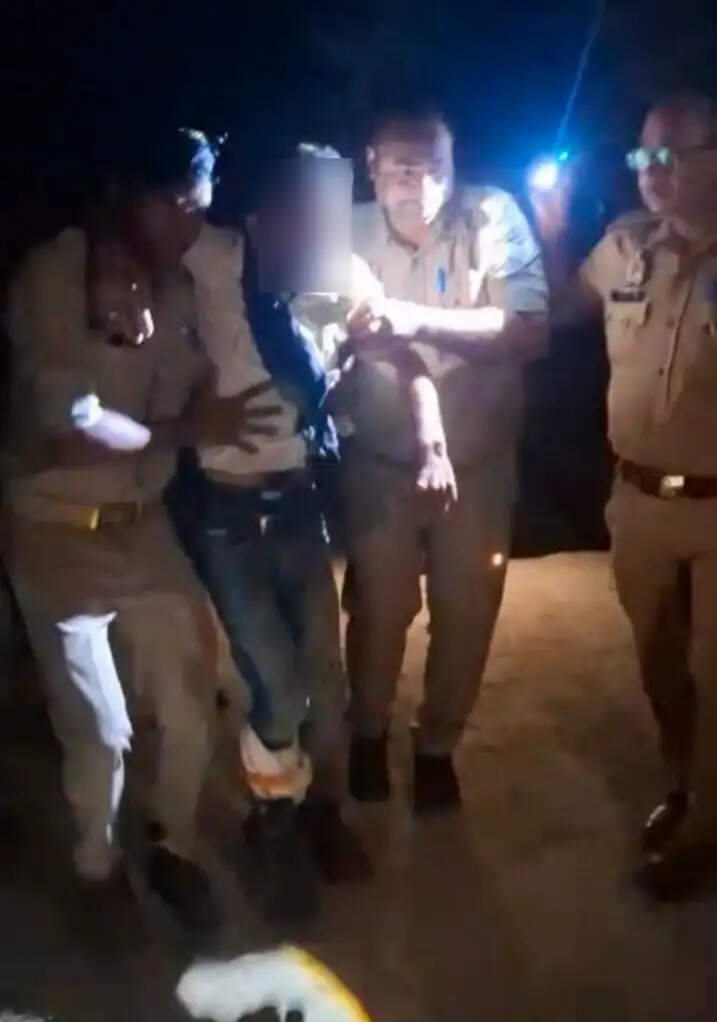 लखनऊ में भर्ती परीक्षा देने आई युवतियों से छेड़छाड़ करने वाला ऑटो चालक मुठभेड़ में गिरफ्तार