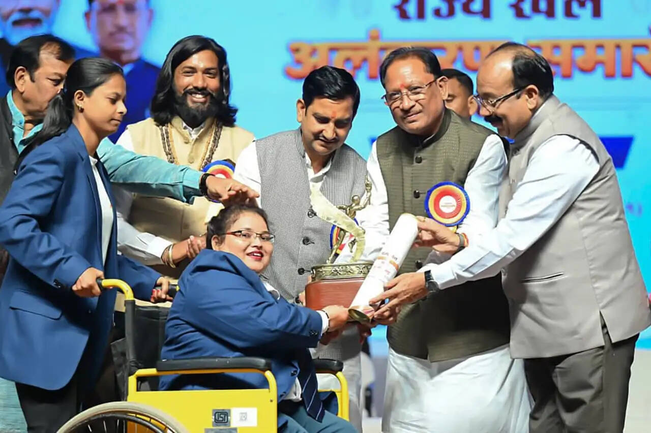 राष्ट्रीय खेल दिवस पर मुख्यमंत्री साय ने 126 खिलाड़ियों व प्रशिक्षकों को प्रदान किए राज्य खेल अलंकरण