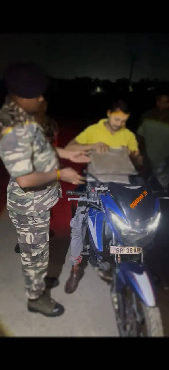 एसएसबी ने बाइक से सात किलो गांजा किया बरामद
