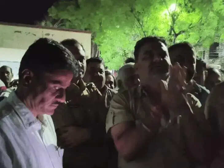 फॉल्ट ठीक करते समय करंट से लाइनमैन की मौत पर हंगामा