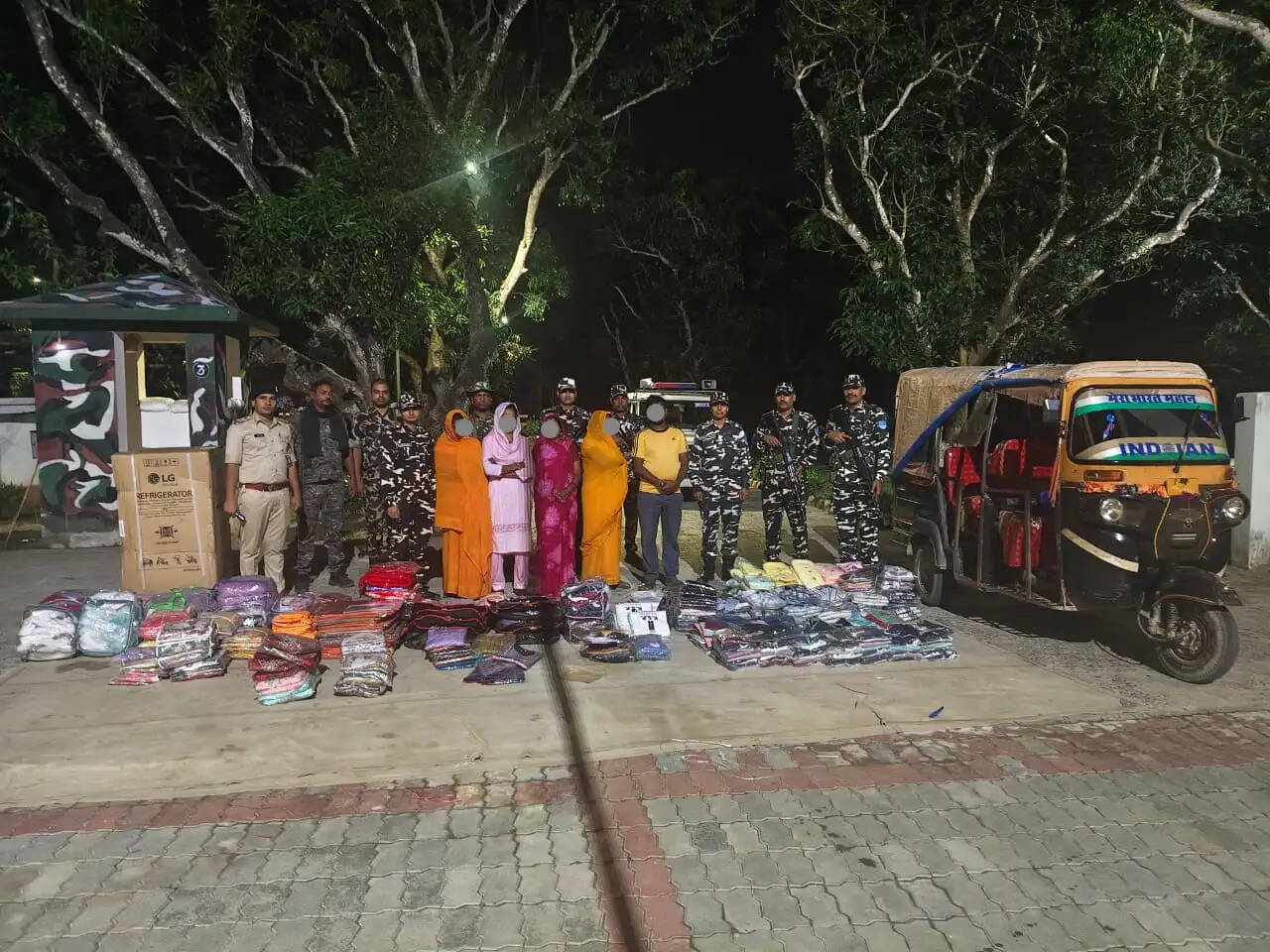 एसएसबी ने इलेक्ट्रॉनिक उपकरण ,कपड़ा सहित 5 तस्करों को किया गिरफ्तार