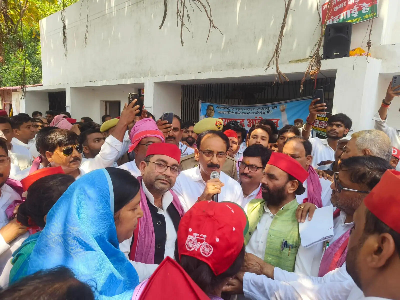 समाजवादी पार्टी ने जनसमस्याओं को लेकर प्रदर्शन किया, आठ सूत्रीय मांगपत्र सौंपा
