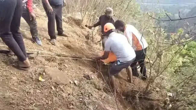 महाराष्ट्र के अम्बेनाली घाट में कार खाई में गिरी, आठ की मौत