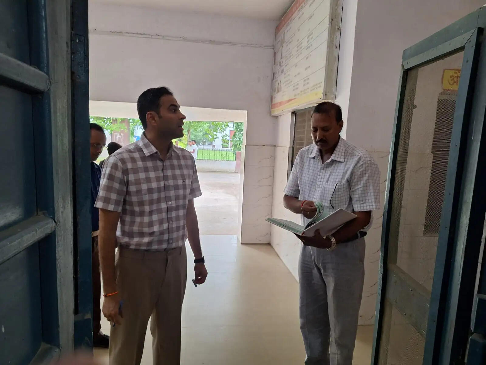 अनुपस्थित कर्मचारियों के एक दिन का वेतन राेकने का डीएम ने सीएमओ&nbsp;काे&nbsp;दिए&nbsp;निर्देश
