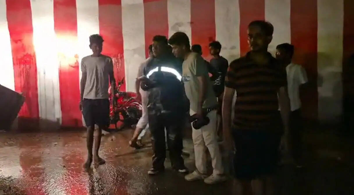 महोबा : बारिश से रेलवे का अंडर ब्रिज बना तालाब, बीच में फंसी रोडवेज बस, हलक में फंसी यात्रियों की जान
