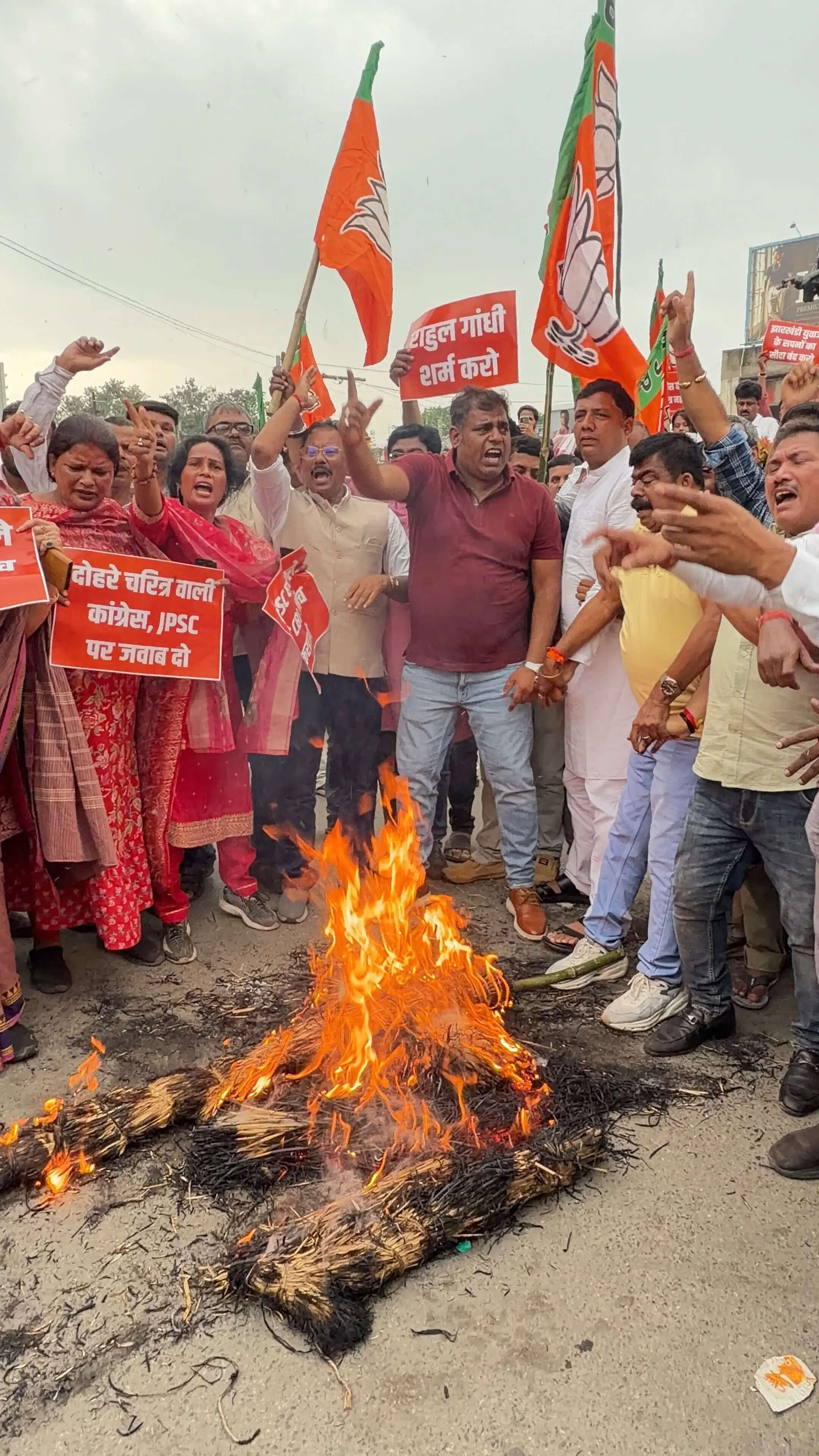 जेपीएससी परीक्षा में कथित धांधली को लेकर भाजपा का प्रदर्शन