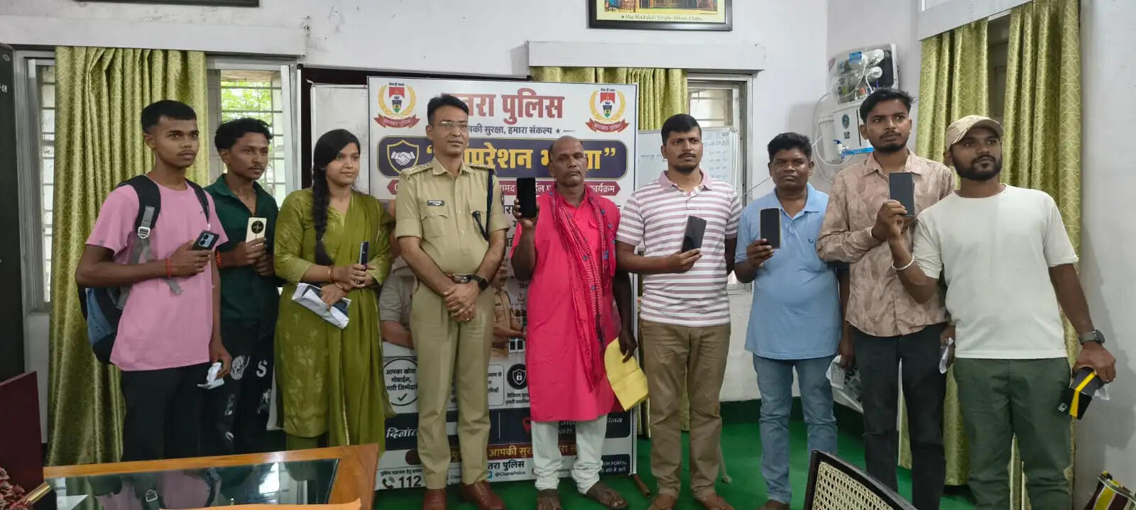 ऑपरेशन भरोसा: चतरा पुलिस ने बरामद किए 18 गुम मोबाइल, वास्तविक धारकों को सौंपे