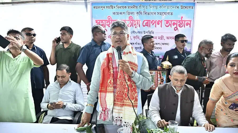जाजीकोना बीज फार्म पहुंचे कृषि मंत्री पीयूष हजारिका,किसानों से संवाद कर कृषि विकास पर की चर्चा