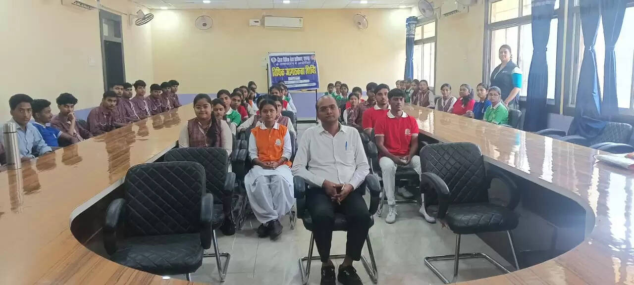 स्कूली बच्चों के बीच आयोजित हुआ लीगल लिटरेसी प्रोग्राम