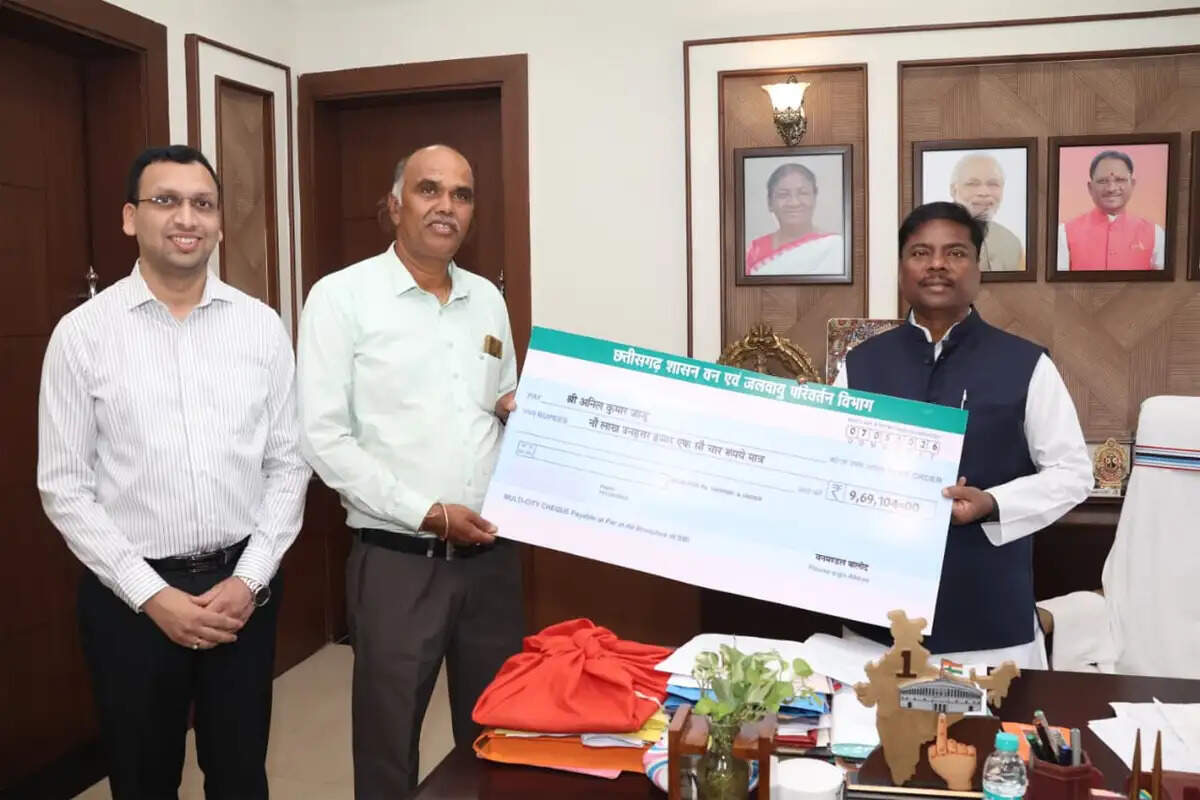 सागौन वृक्षारोपण से किसान को मिली नाै लाख से&nbsp;अधिक&nbsp;की आय ,&nbsp;मंत्री केदार कश्यप ने किया प्रोत्साहन राशि का वितरण