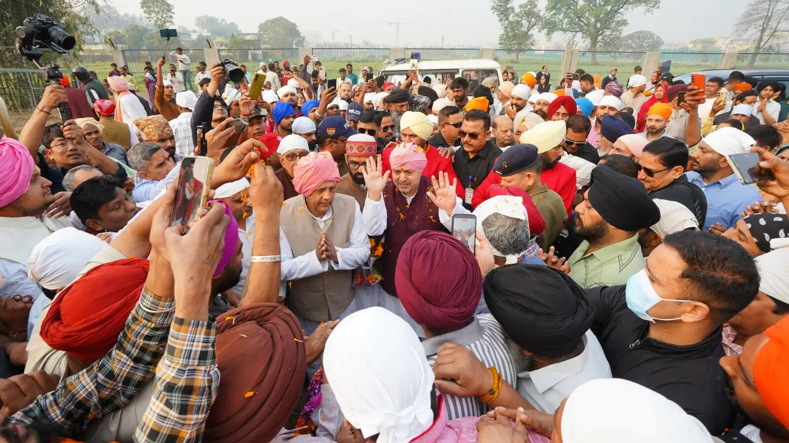 नया श्री झण्डाजी पहुंचा श्री दरबार साहिब, 8 मार्च को हाेगा स्थापित, बड़ी संख्या में पहुंचीं संगतें