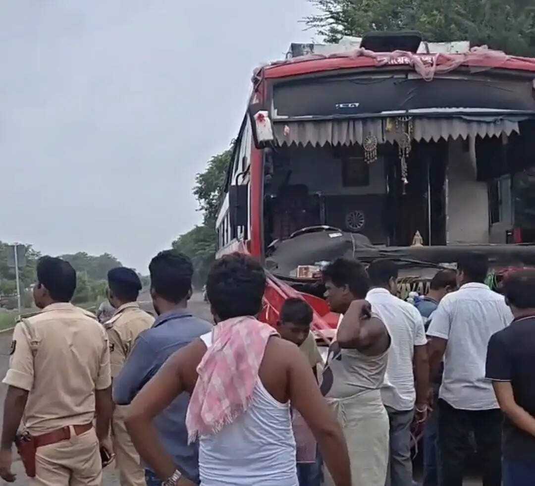 सुपौल में कांवरियों से भरी बस कंटेनर से टकराई, 75 यात्री सुरक्षित, एनएच-27 पर बड़ा हादसा टला