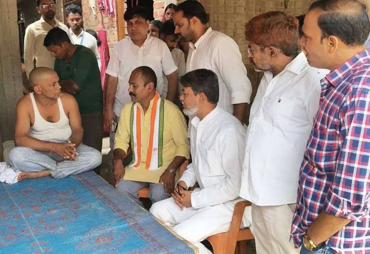 दूल्हे आजाद बिंद के परिजनों से मिला कांग्रेस प्रतिनिधिमंडल, 50 हजार रुपए की आर्थिक सहायता दी