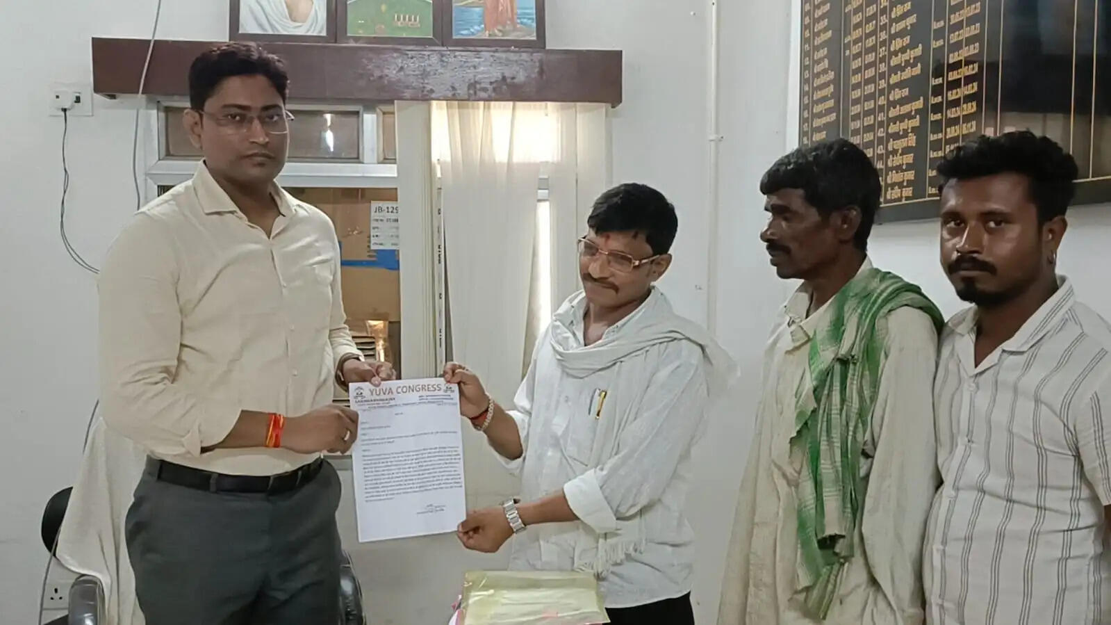 भूमिहीनों को 15 अगस्त तक जमीन का पर्चा देने की मांग, युवा कांग्रेस ने सीओ को सौंपा ज्ञापन