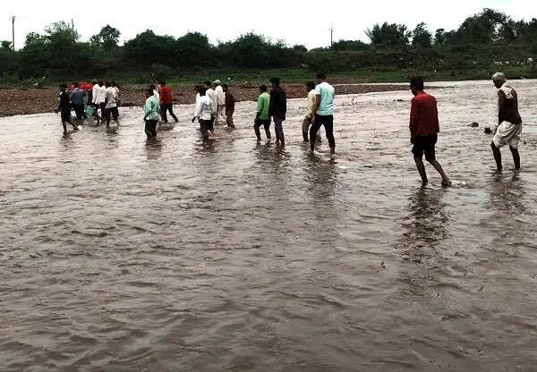 हरदा: मुक्तिधाम तक पहुंचने के लिए उफनती नदी पार करने को मजबूर ग्रामीण