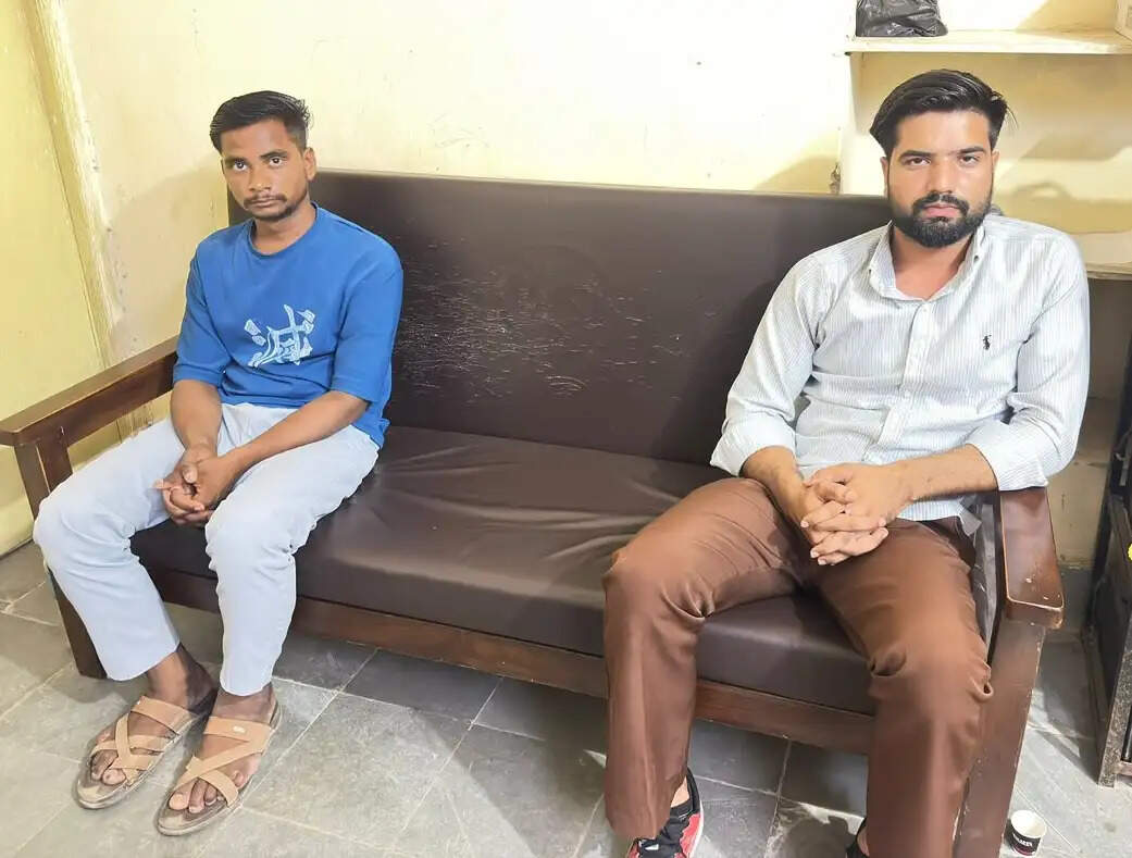 पशु चिकित्सक व पशुधन निरीक्षक रिश्वत लेते गिरफ्तार