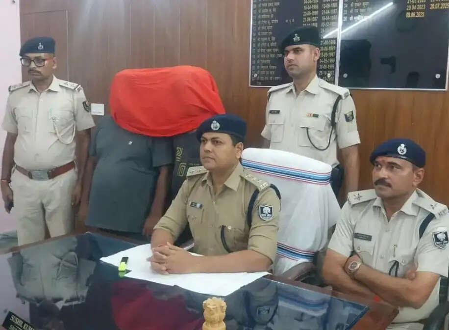 वाहन जांच के क्रम में ट्रक पर लोड 1911 लीटर विदेशी शराब के साथ दो तस्कर गिरफ्तार