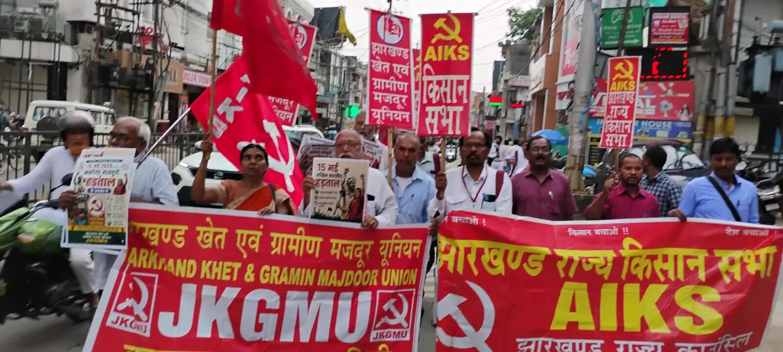 मनरेगा मजदूरों के राष्ट्रव्यापी हड़ताल के दौरान ट्रेड यूनियनों ने मांगों को लेकर किया प्रदर्शन