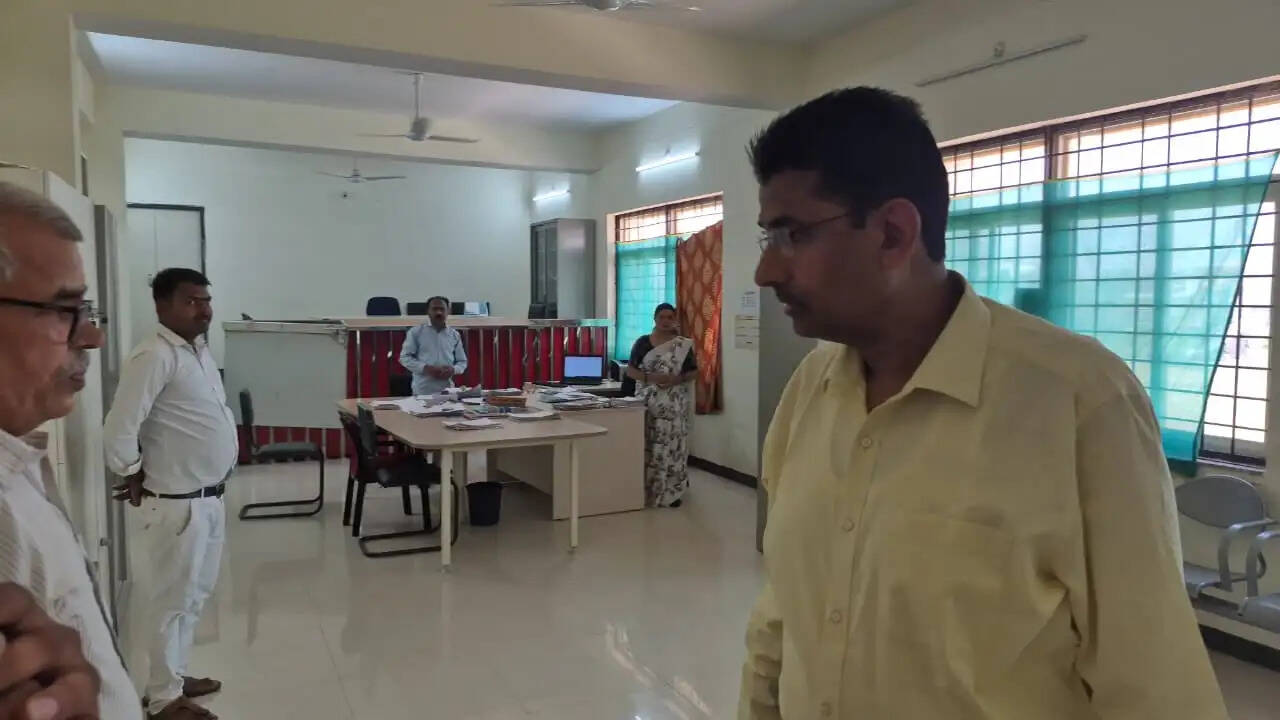 दमोह में प्रशासनिक सख्ती, औचक निरीक्षण में एसडीएम सहित 24 अधिकारी-कर्मचारी अनुपस्थित