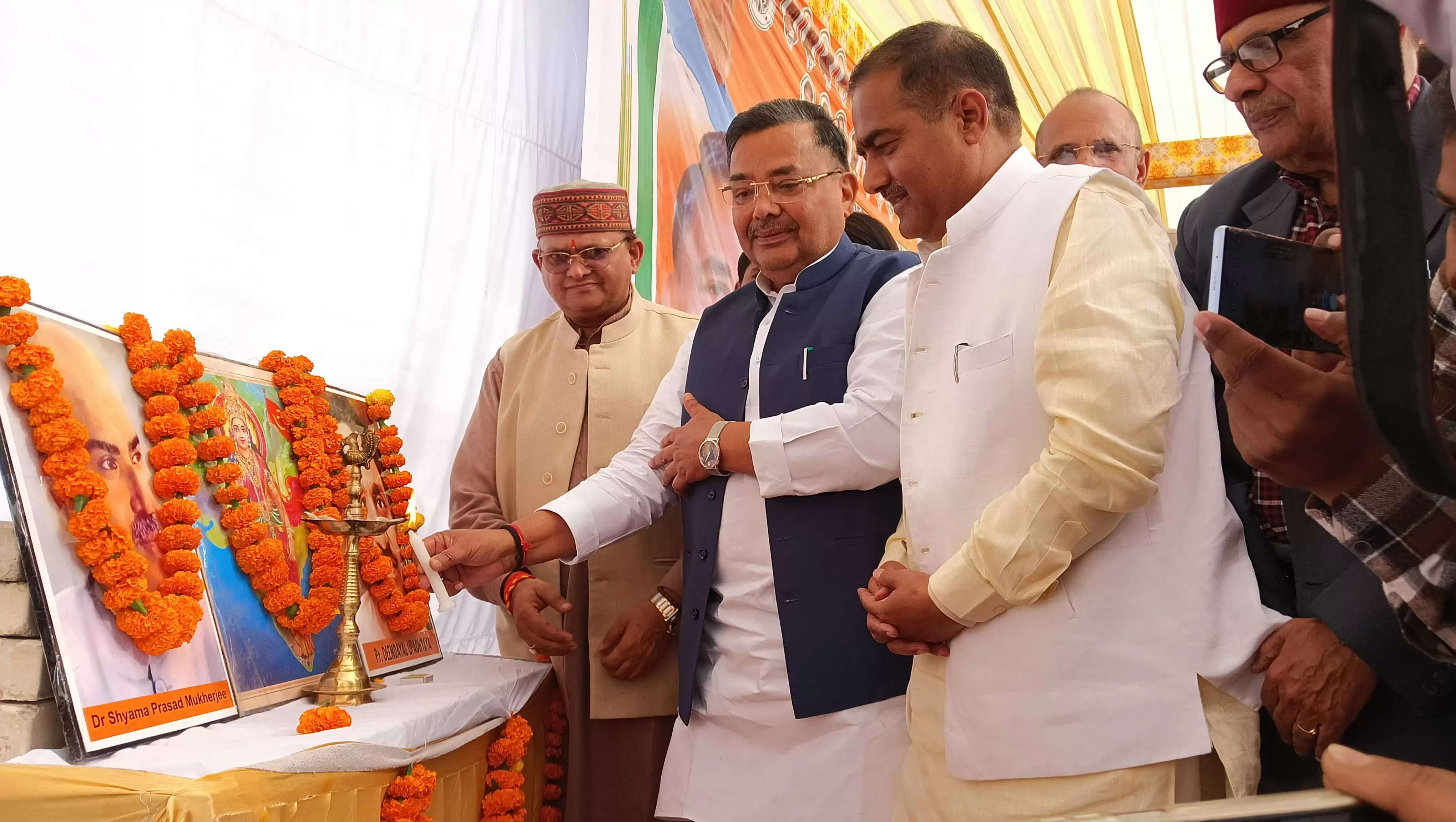 उप्र के प्रत्येक विधानसभा में मंदिरों का जीर्णांद्धार व हाे रहा है पर्यटन विकास का कार्य : जयवीर सिंह