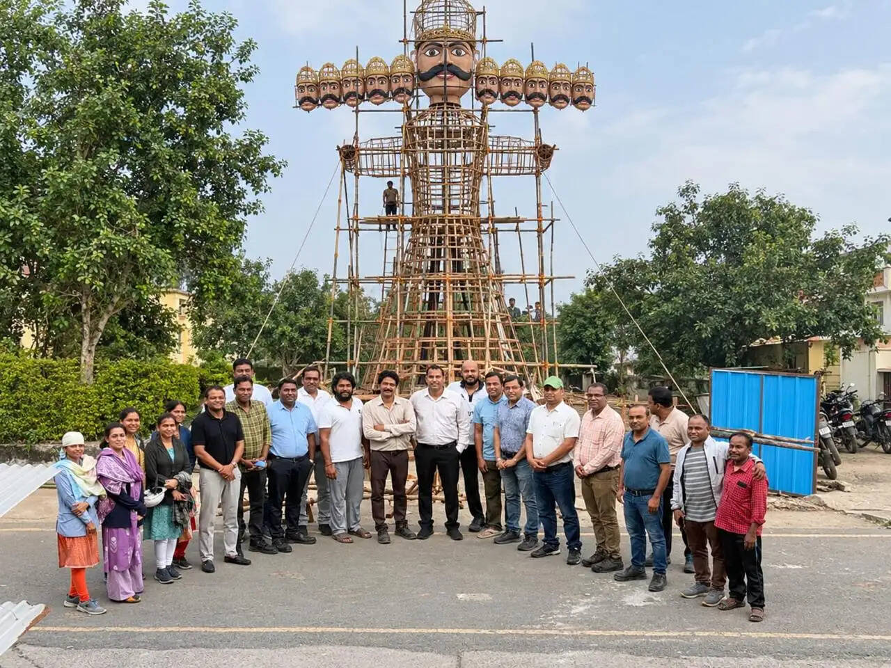 मड़वा काॅलोनी में 65 फीट का हाईटेक रावण बनेगा आकर्षण का केंद्र, आसमान में उड़ते तीर से होगा वध
