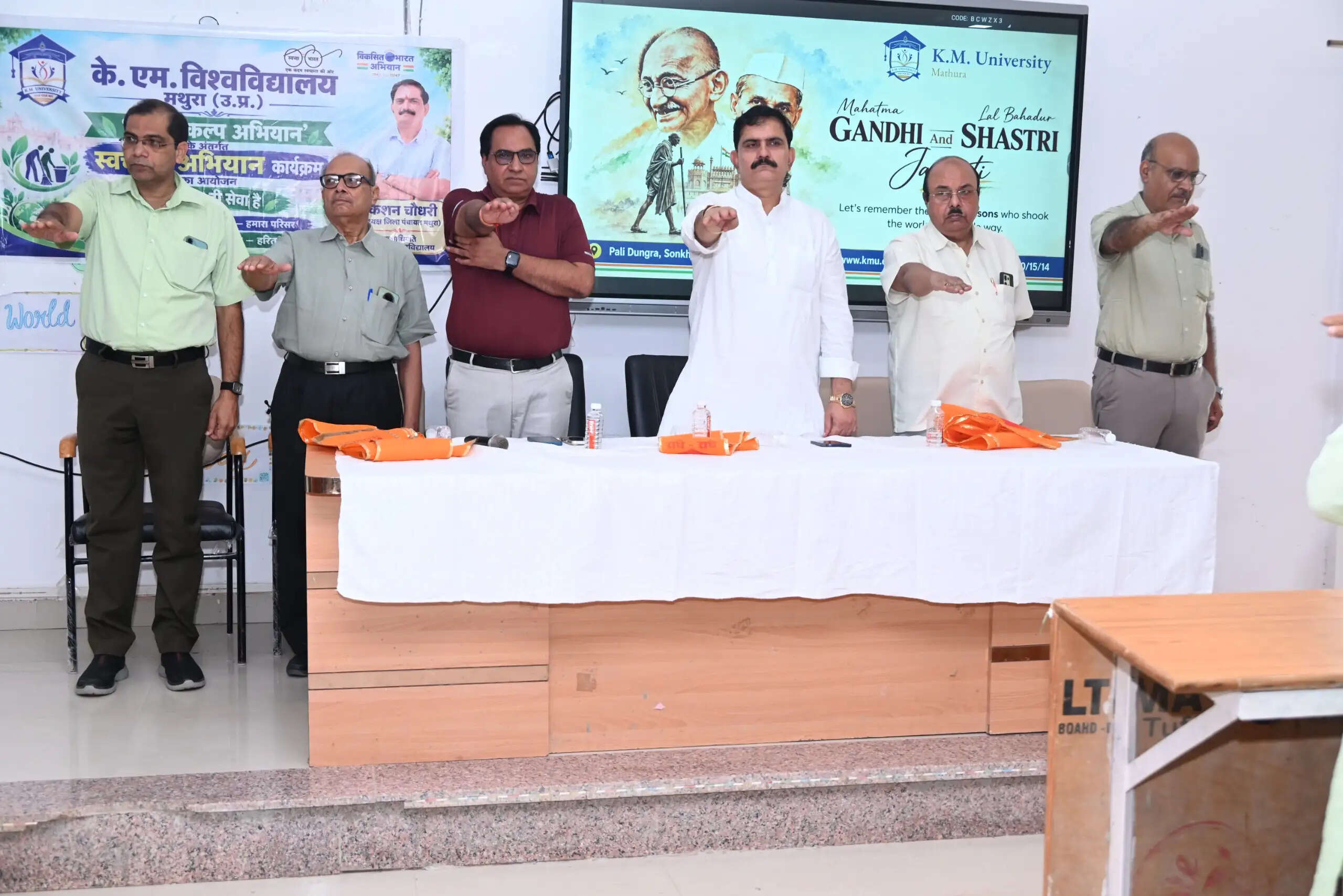 मथुरा : गांधी व शास्त्री जयंती पर केएम परिवार ने किया श्रमदान, स्वच्छता की दिलाई शपथ