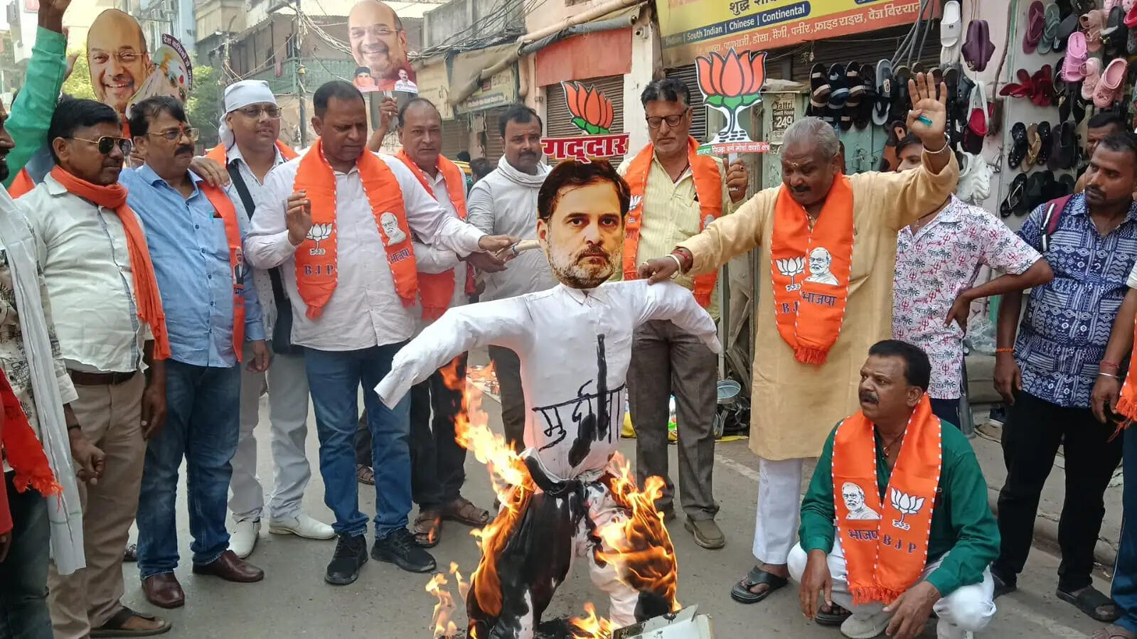 प्रधानमंत्री और गृहमंत्री के खिलाफ विवादित बयान देने वाले राहुल गांधी का भाजपा कार्यकर्ताओं ने फूंका पुतला